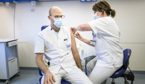 Nieuwsbericht: Drie noordelijke provincies starten tegelijk met eerste corona vaccinatie
